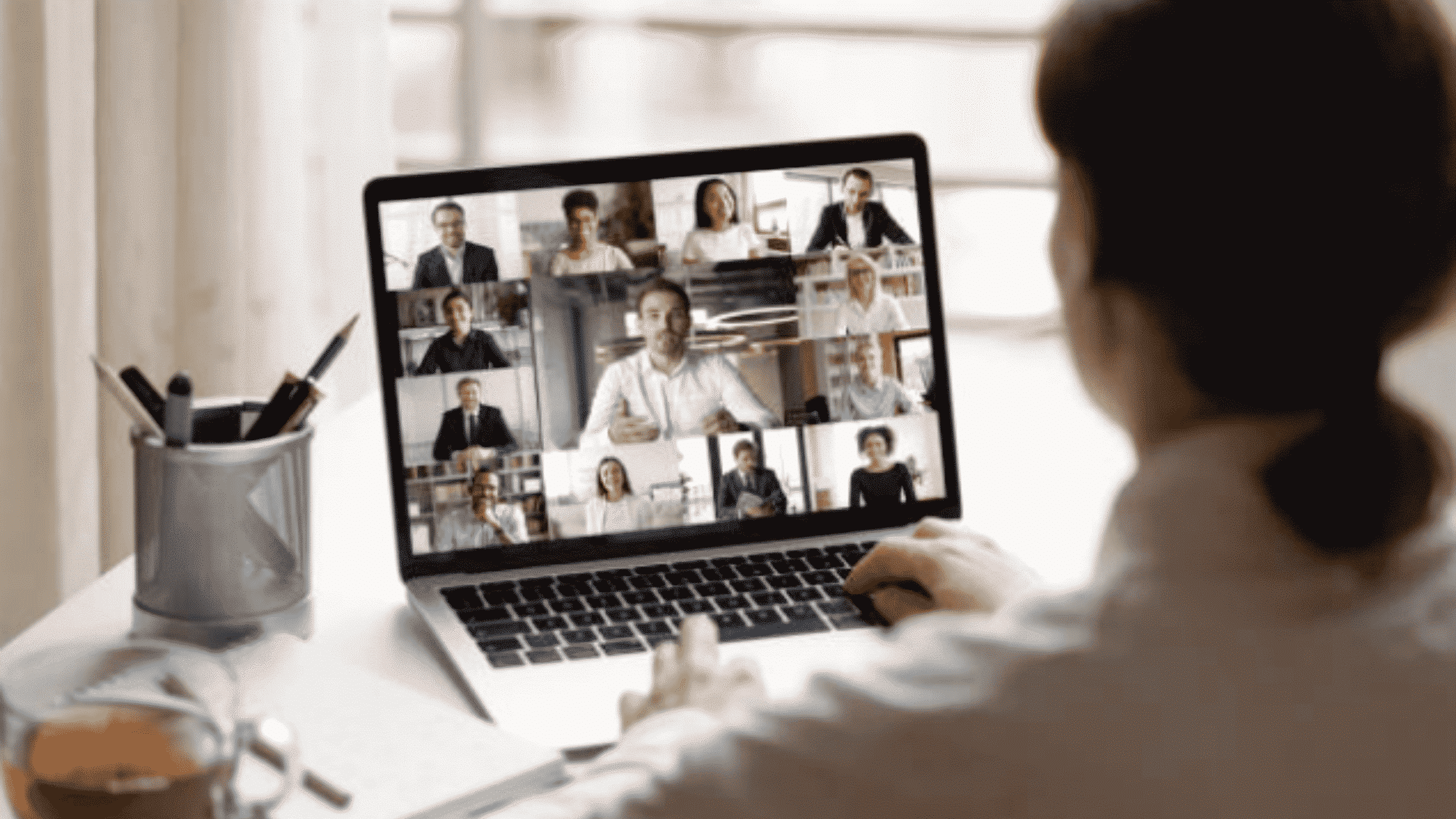 Une femme en visioconférence avec les gens de son entreprise