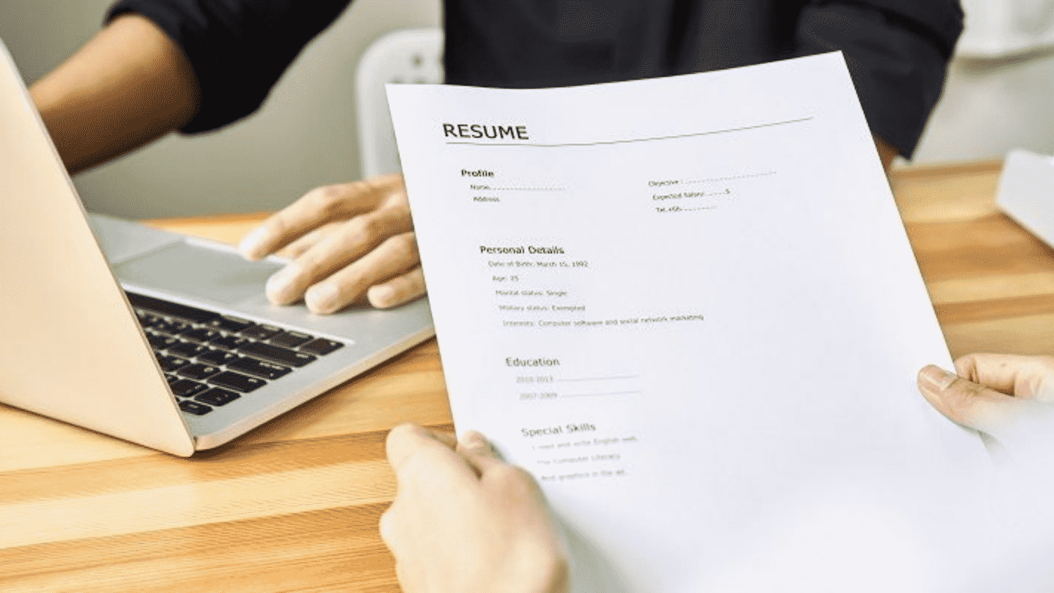 30 secondes pour bien analyser un CV - Elatos