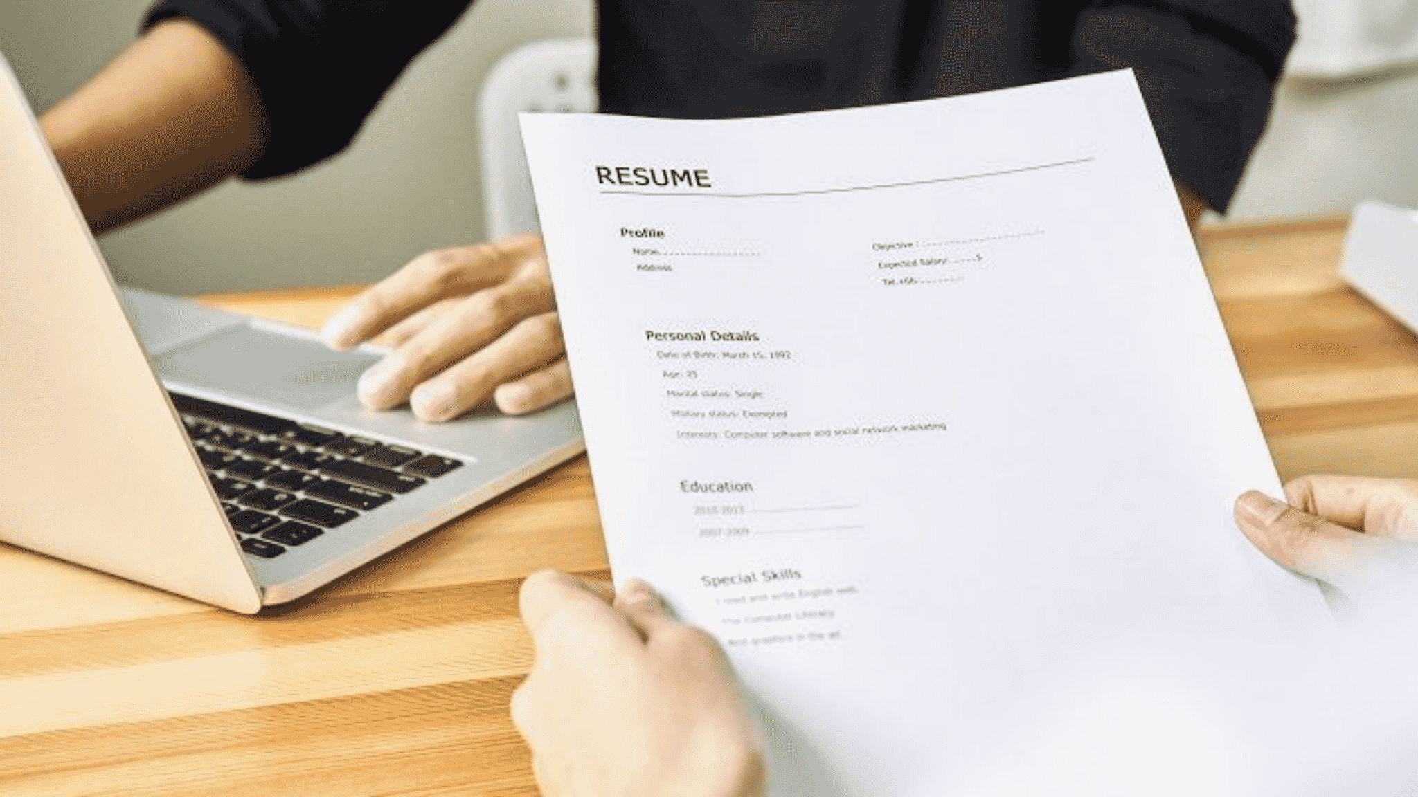 30 secondes pour bien analyser un CV - Elatos