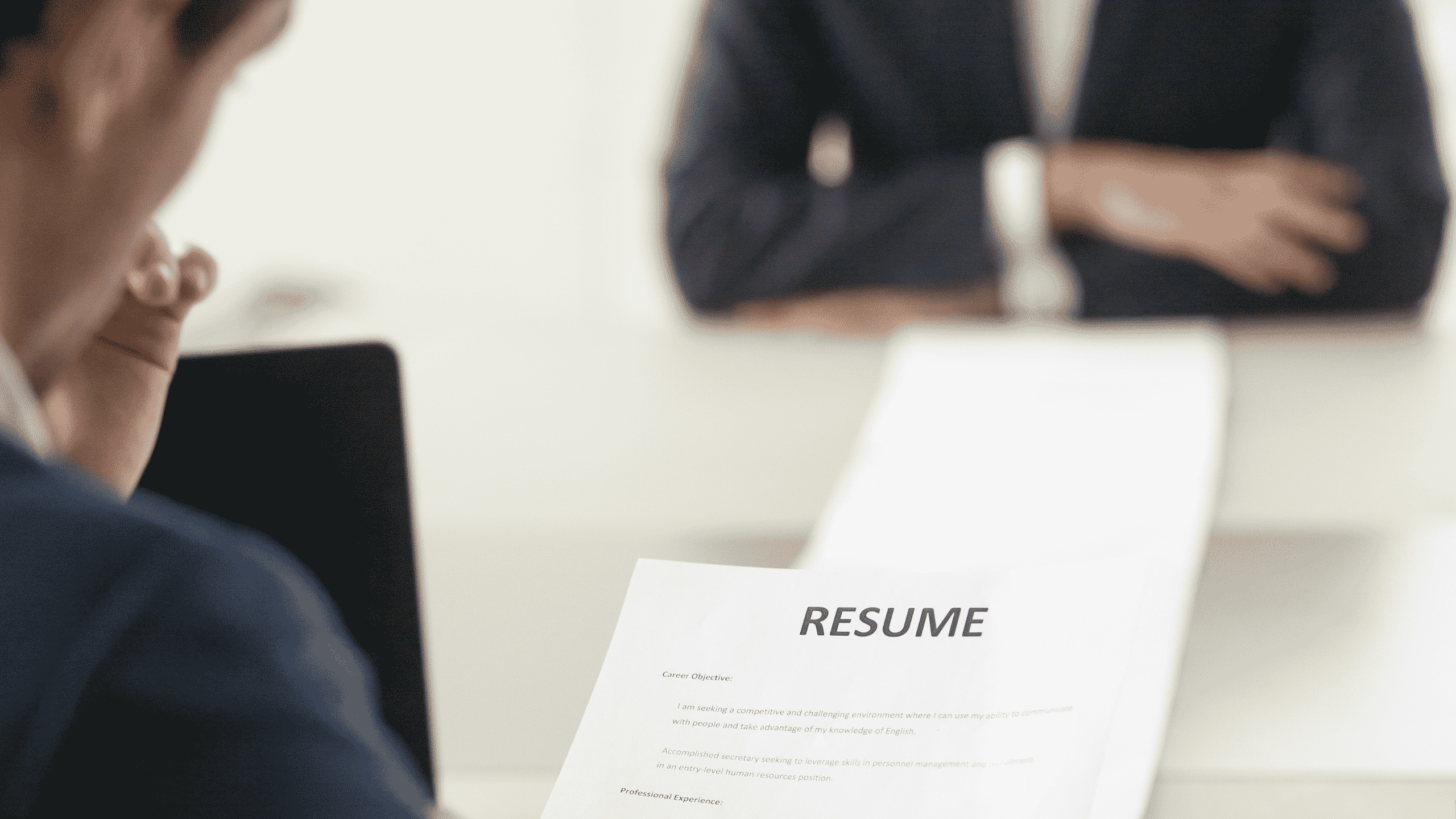 Personne lisant un CV