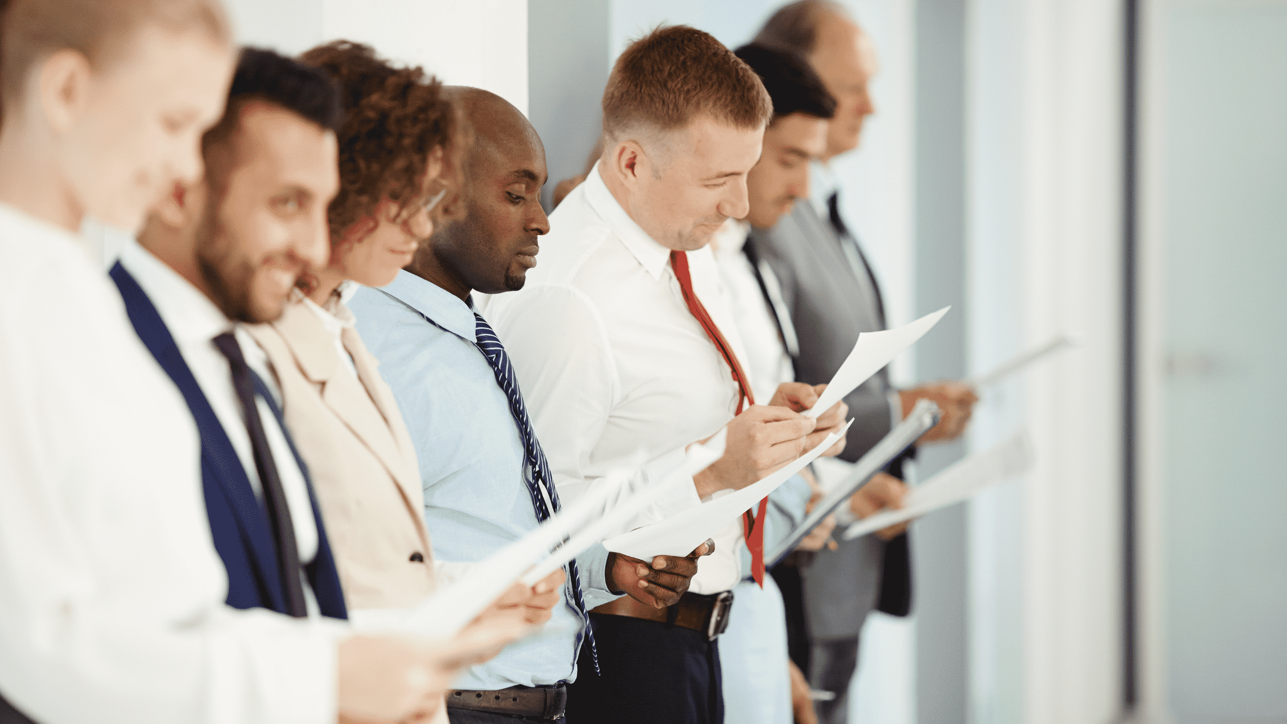 Personnes en ligne lisant un document