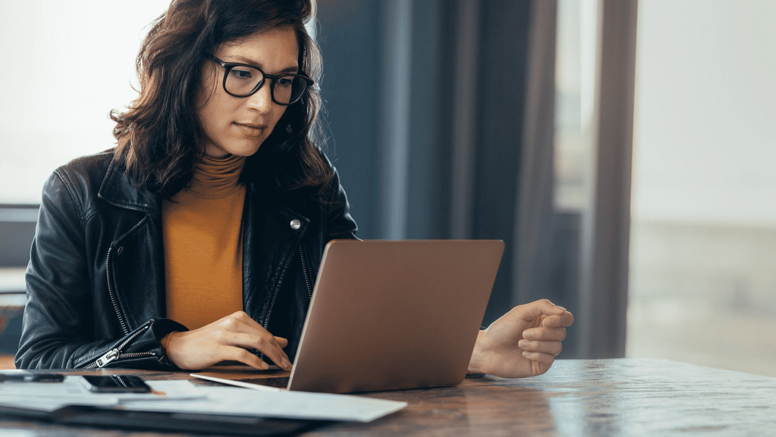 Femme concentrée derrière son ordinateur