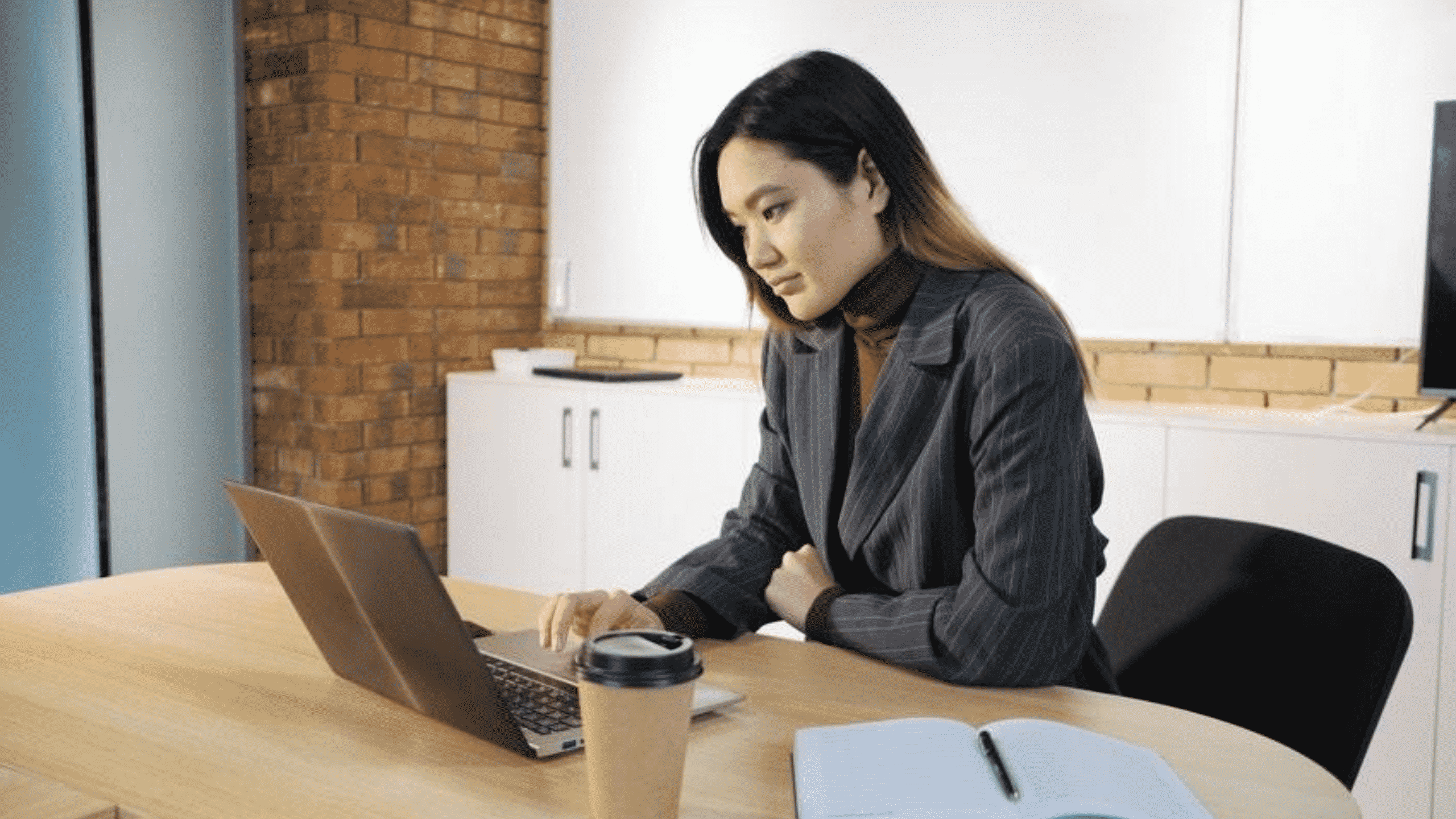 Femme concentrée devant son ordinateur
