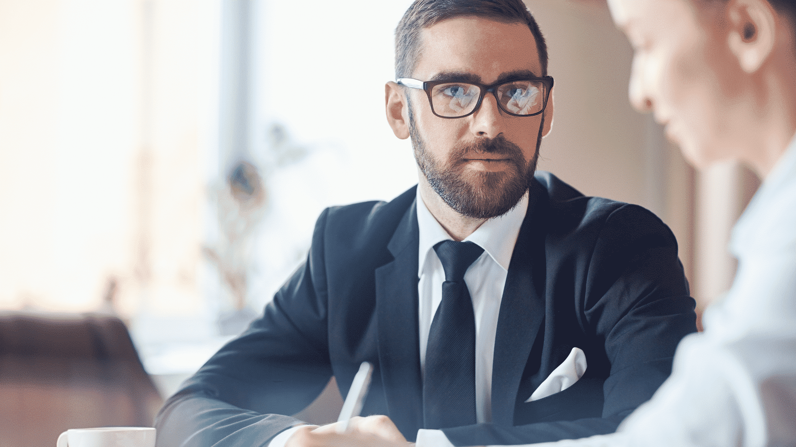 Un recruteur qui observe une candidate en entretien.