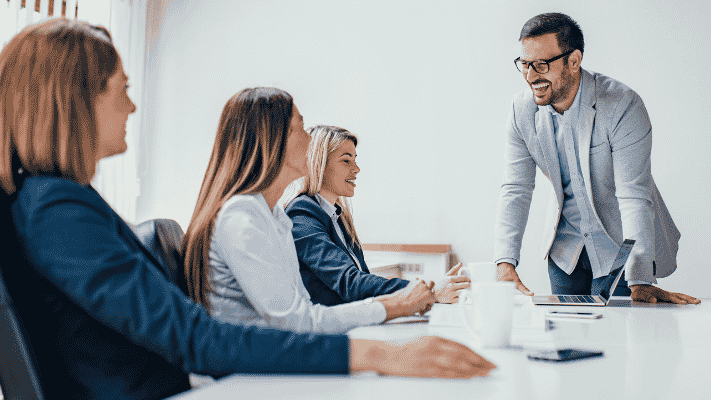 Personnes en réunion d'équipe discutant des jobboards