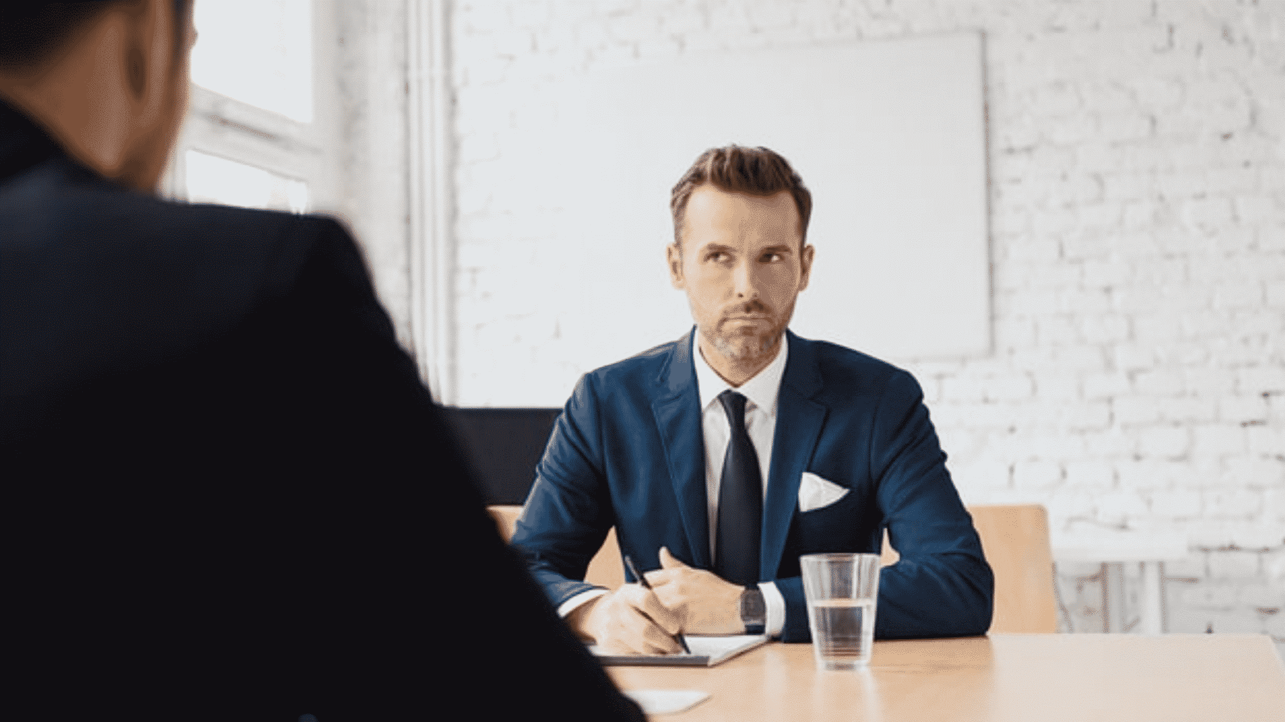 Un recruteur en face d'un candidat