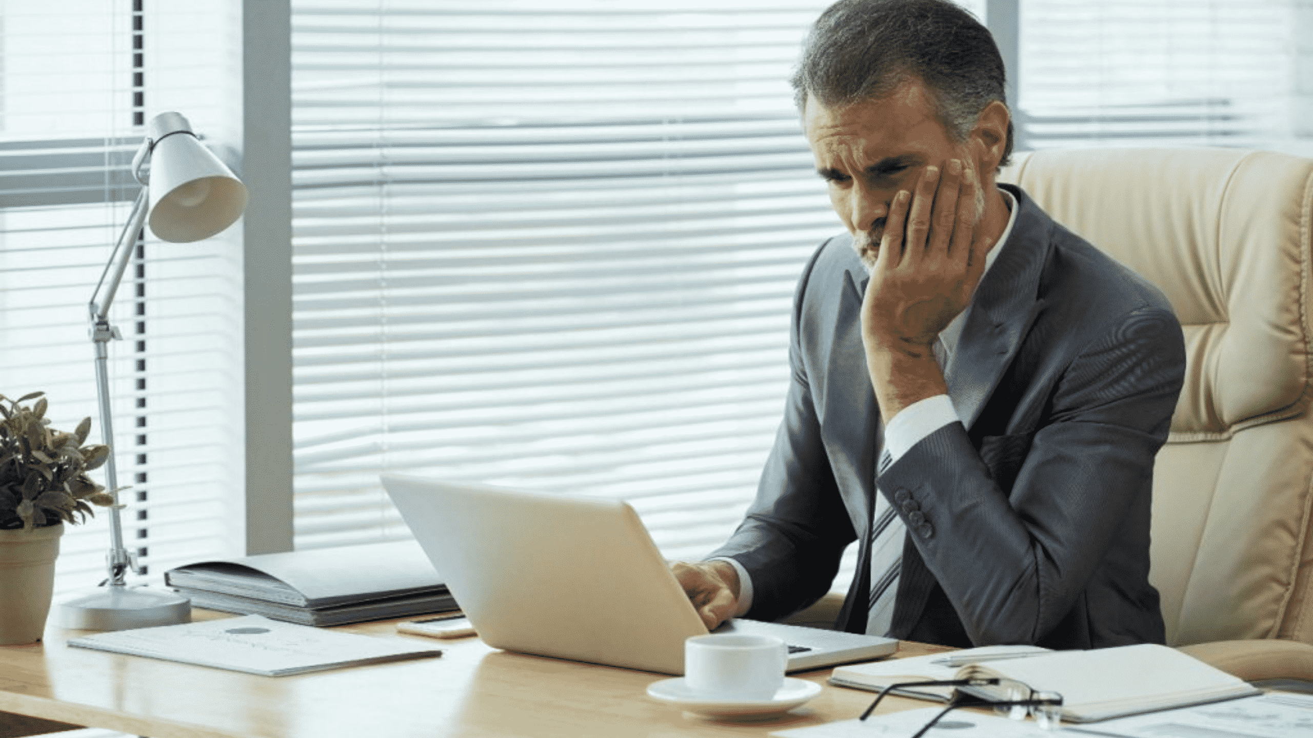 Recruteur pensif devant ses candidatures