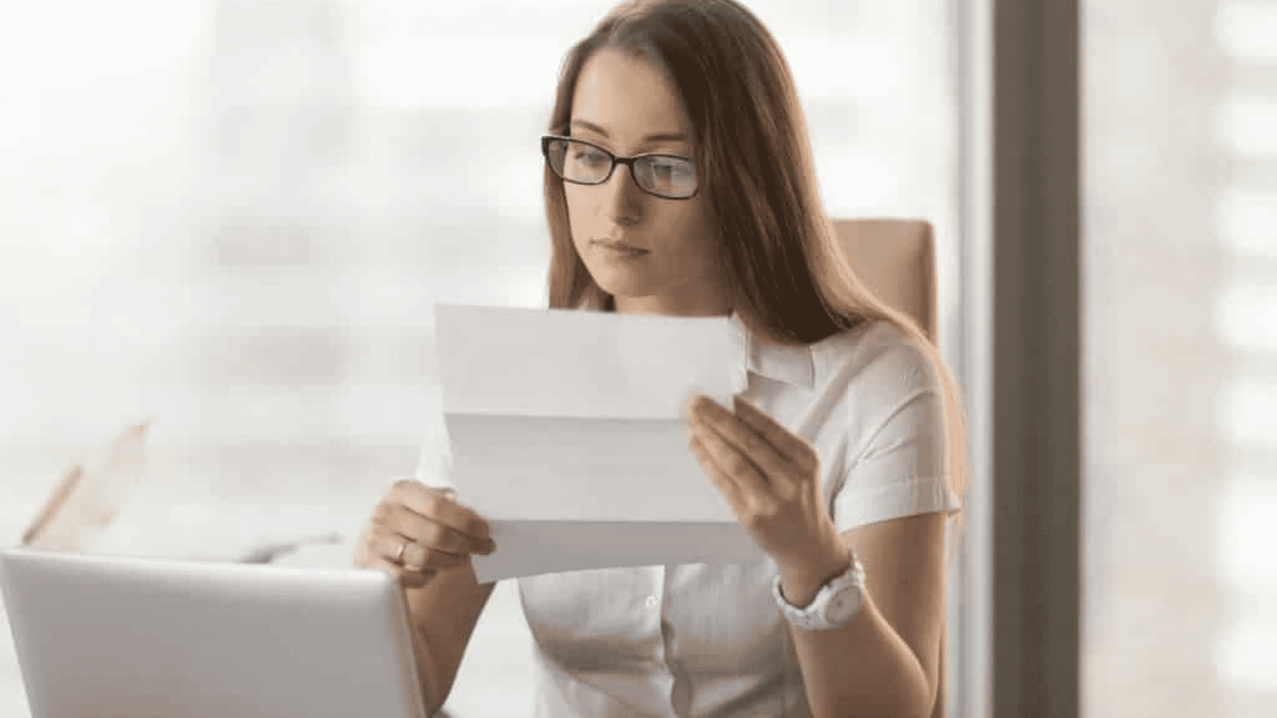 Femme recruteuse lisant un courrier.
