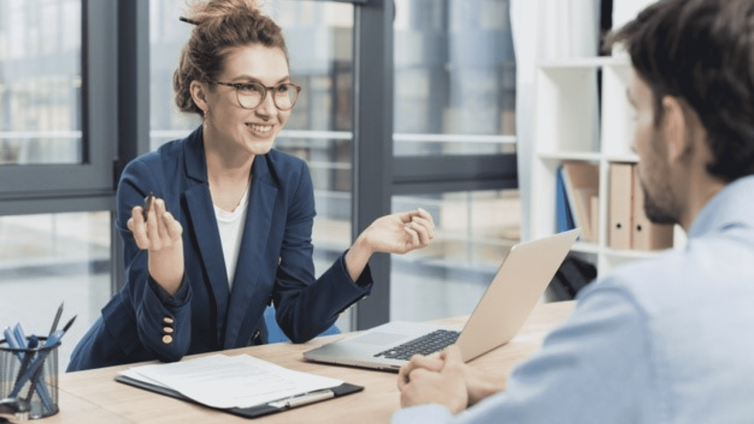 Femme recruteuse en entretien, souriant au candidat