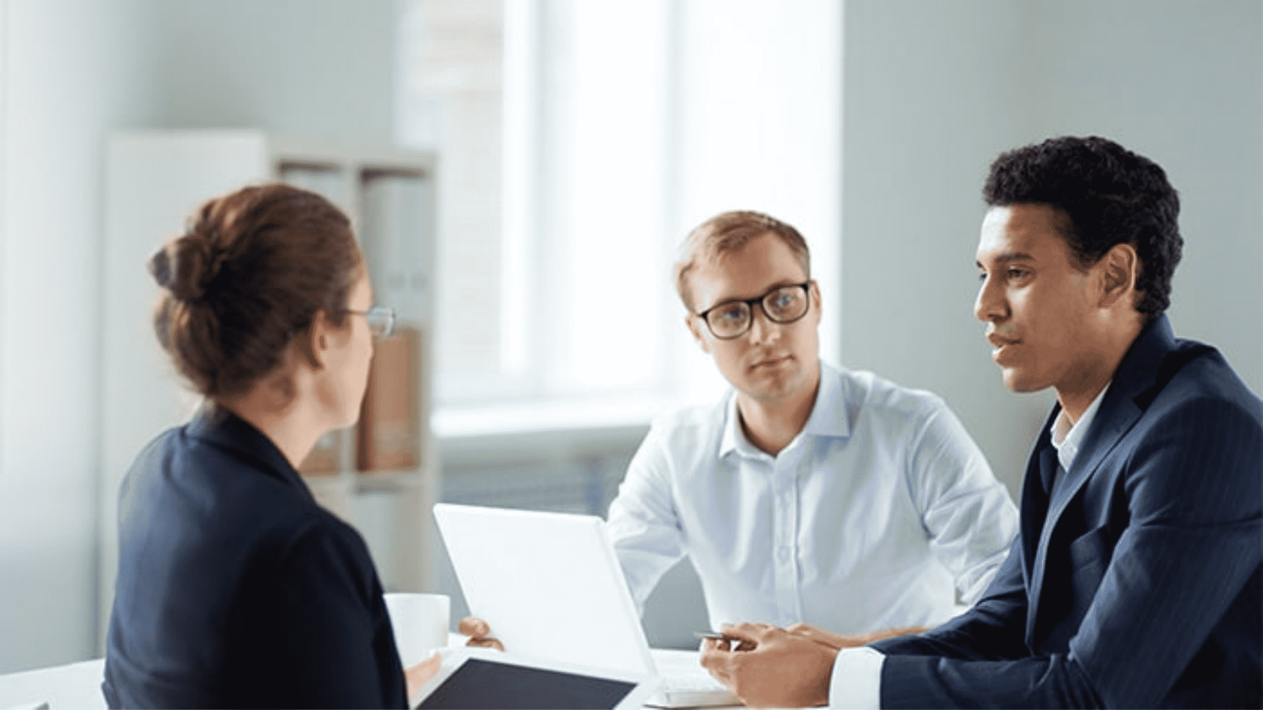 Réunion entre 2 recruteurs et 1 candidat