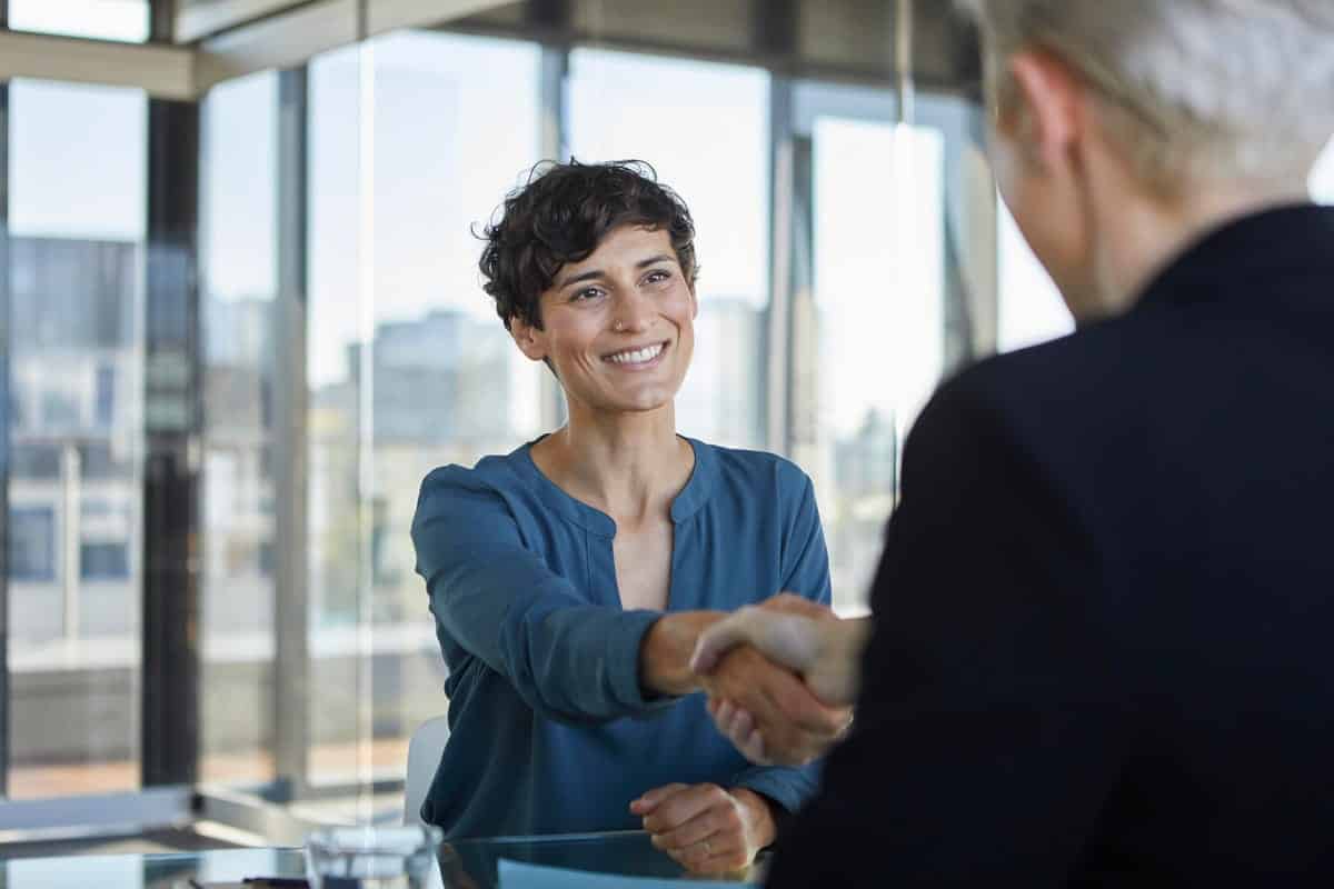 Deux femmes se serrant la main lors d'un entretien
