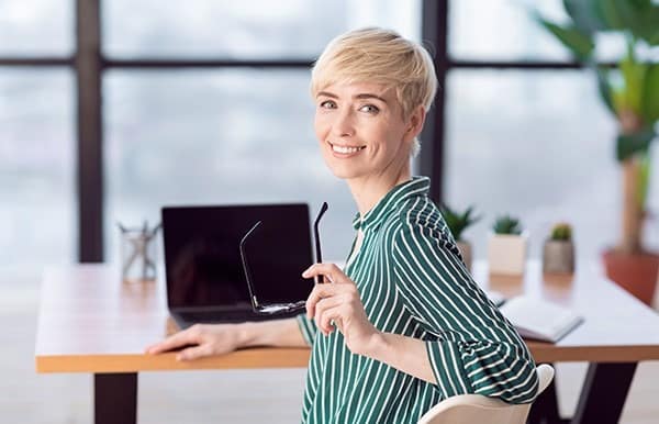 Une femme rédigeant un mail de motivation
