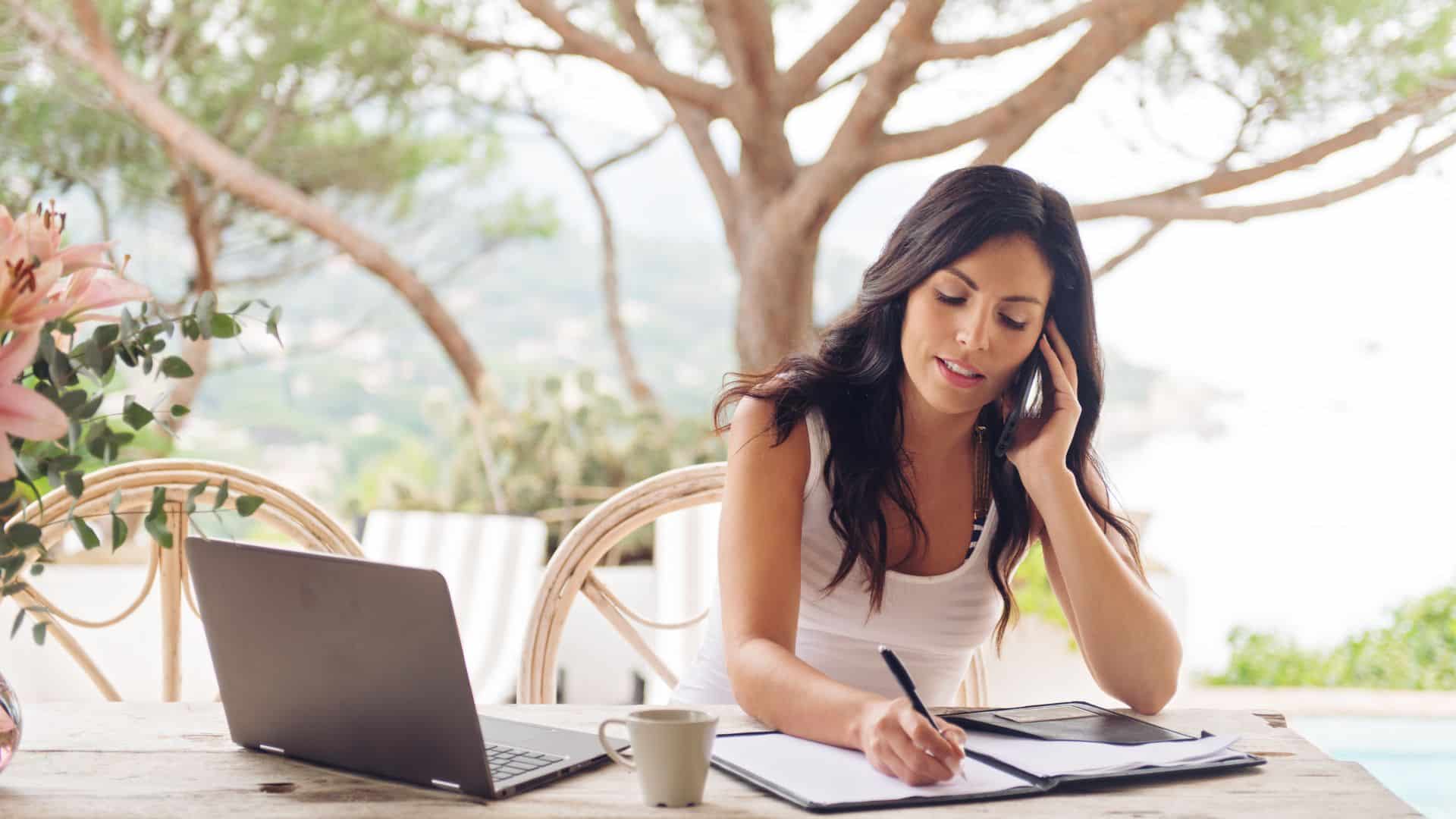Femme au téléphone entrain de travailler devant un écran pour illustrer comment développer une carrière durable dans les énergies renouvelables