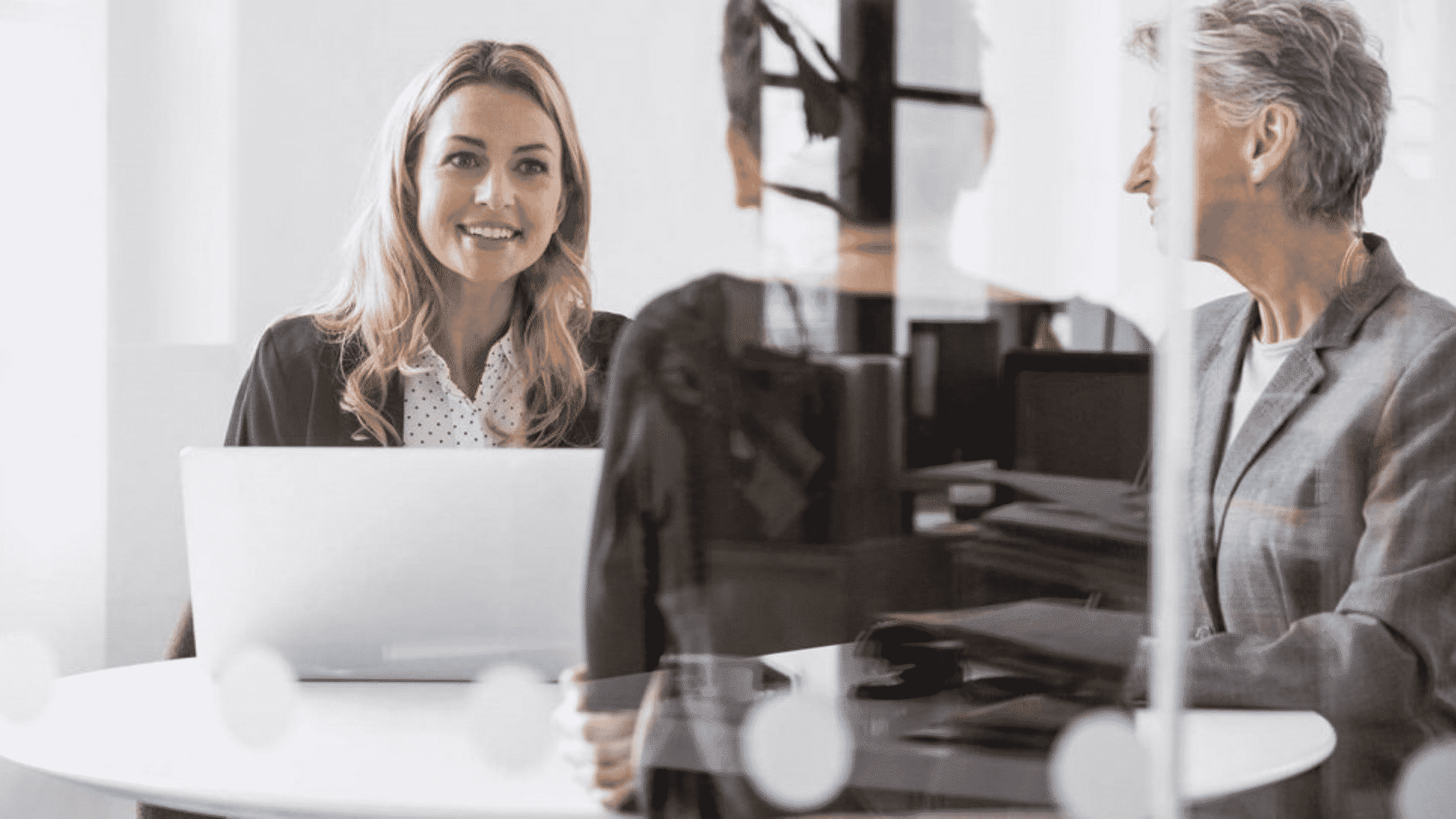 3 personnes en entretien de reconversion professionnelle