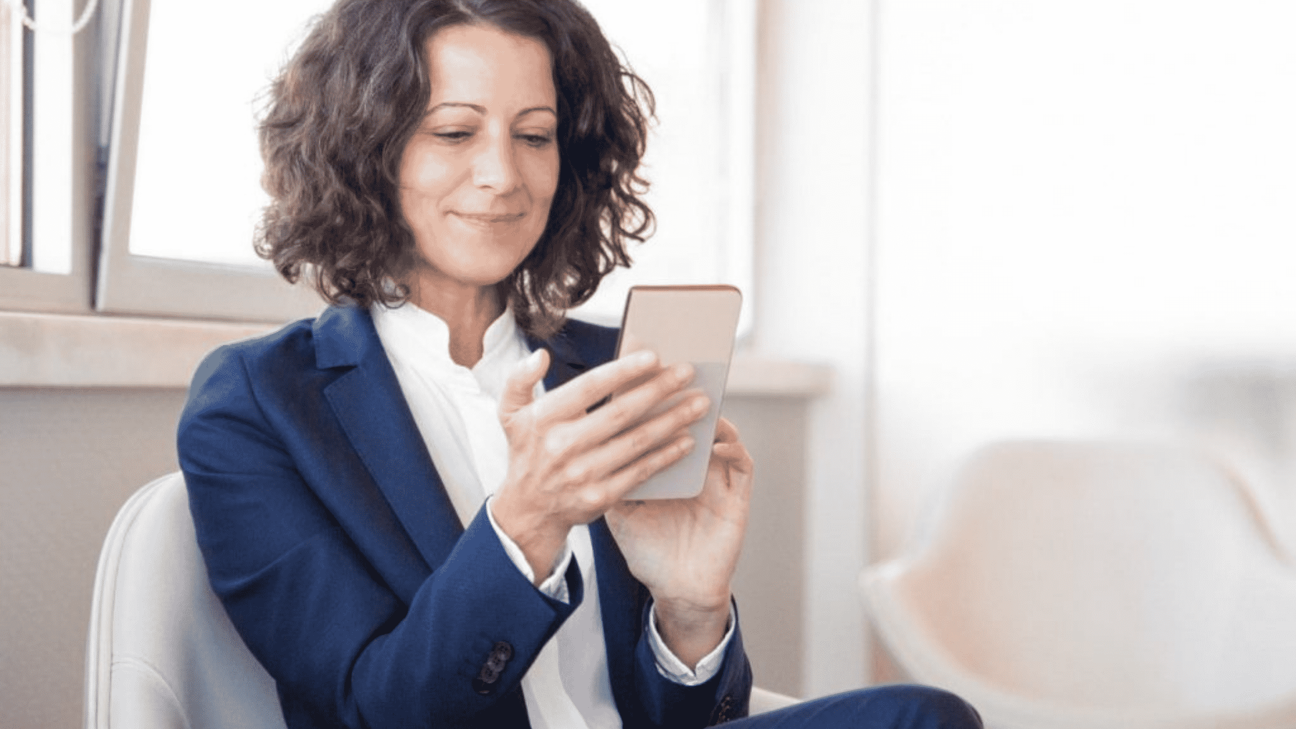 Femme recruteuse devant son téléphone consultant des profils de candidats