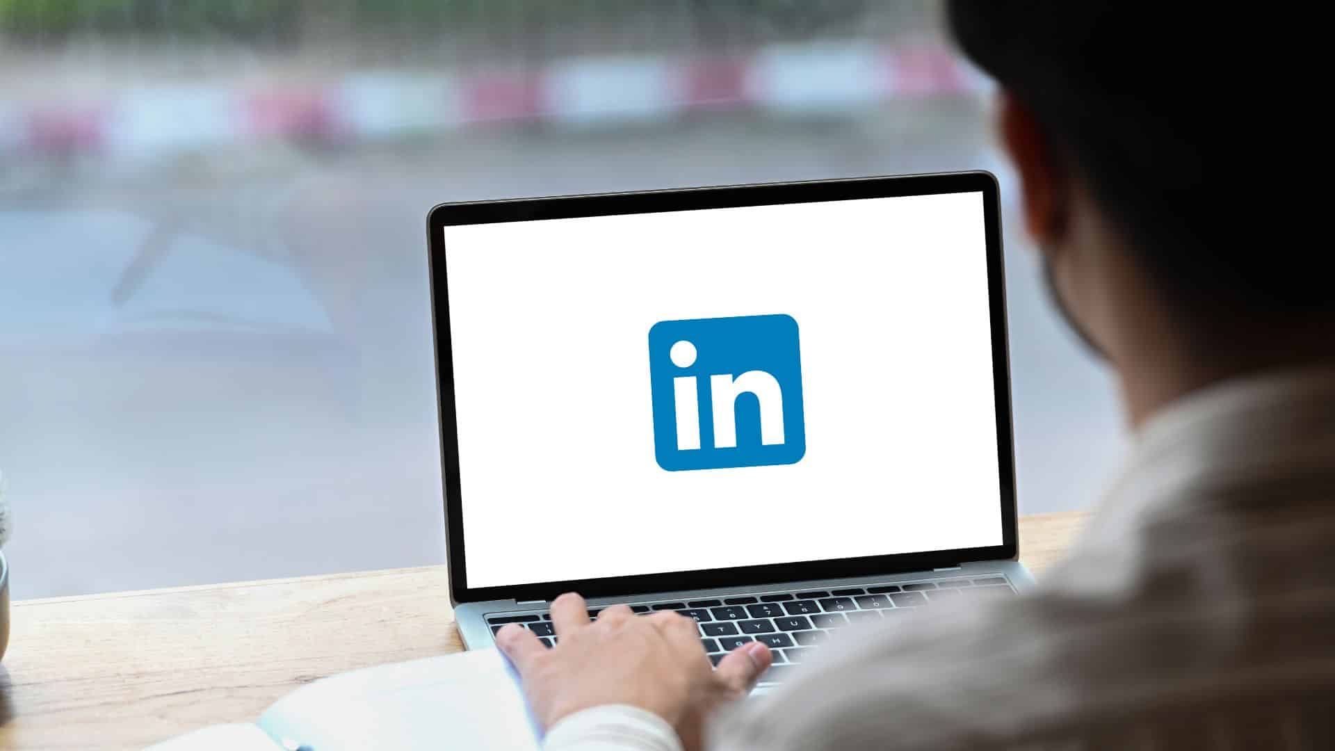 Personne sur un écran d'ordinateur qui affiche le logo LinkedIn pour illustrer comment adopter une bonne stratégie sur LinkedIn lorsque l’on cherche un emploi ?