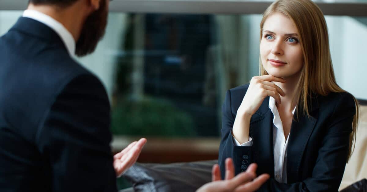 Entretien d'embauche entre une femme recruteuse et un homme candidat