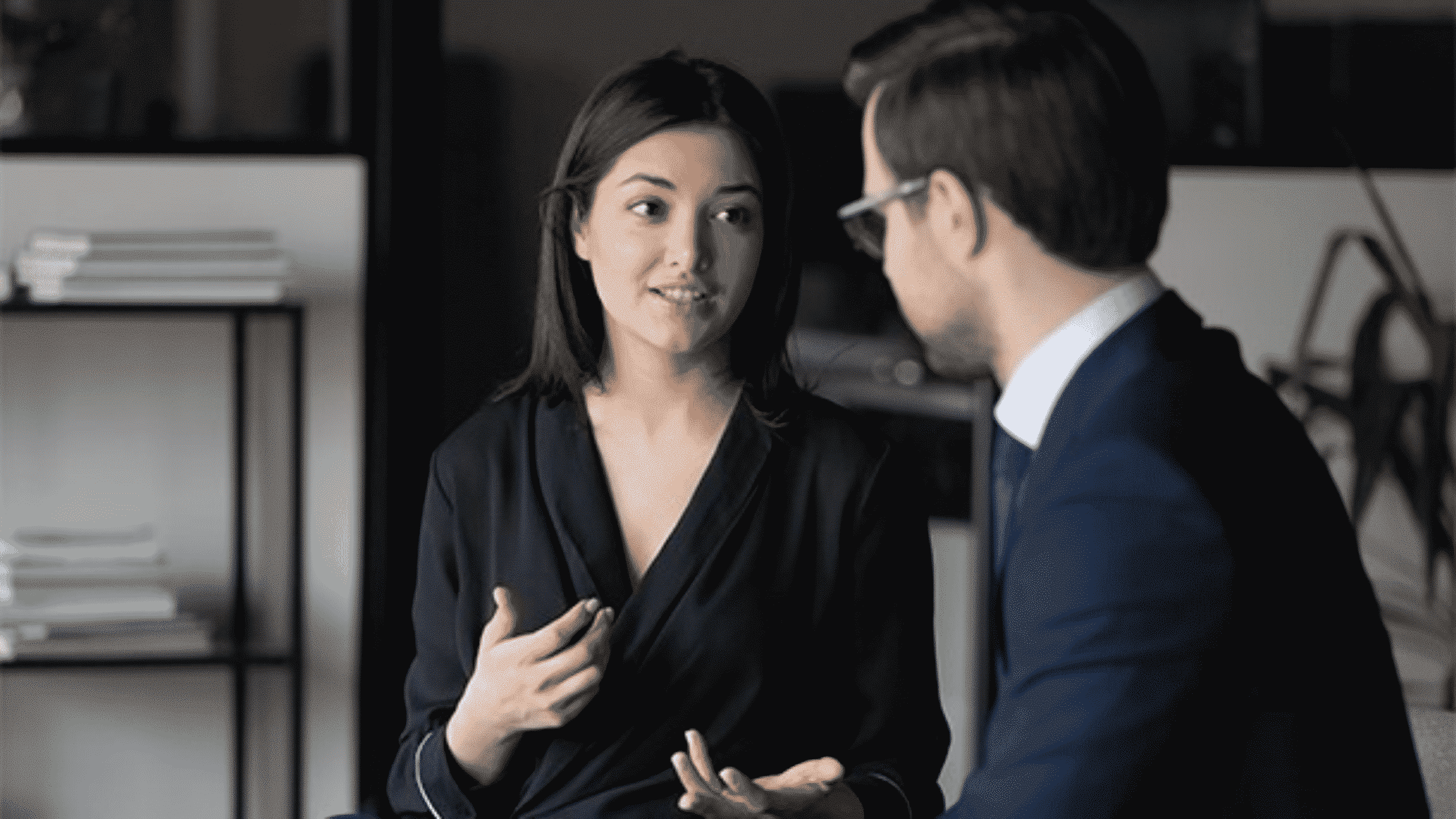 Une femme expliquant comment trouver un job sans CV