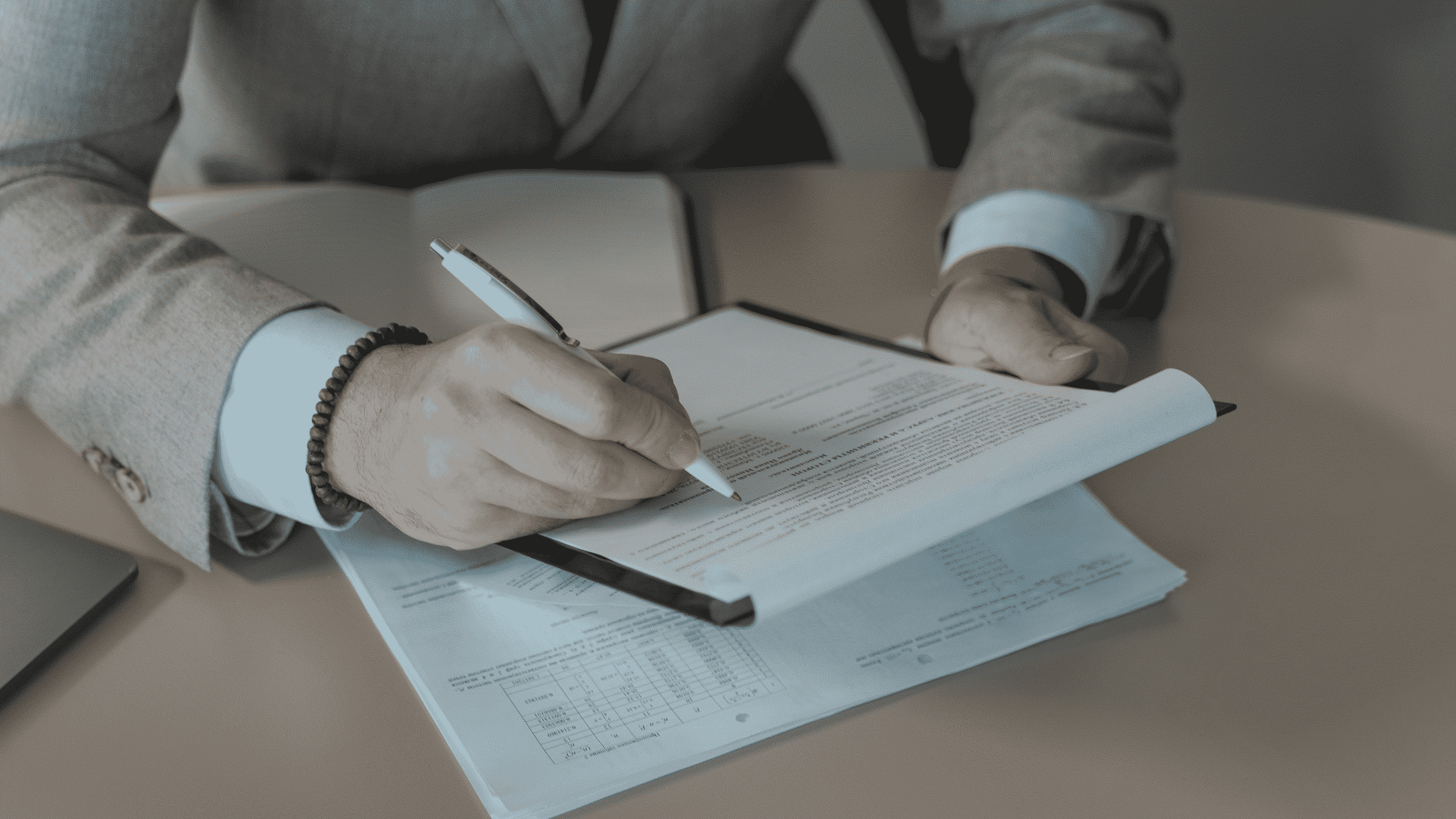 Zoom sur les mains d'un recruteurs qui inspecte un CV